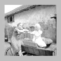 022-0437 Ruth Jaehrling mit der kleinen Inge Wadehn auf dem Milchwagen im Hof Wadehn.jpg